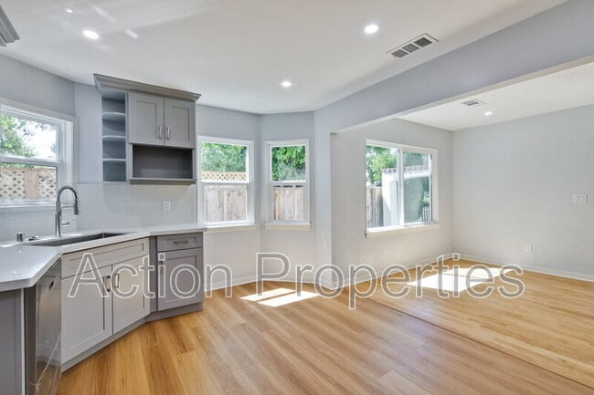 Building Photo - 152 S Bayview Ave