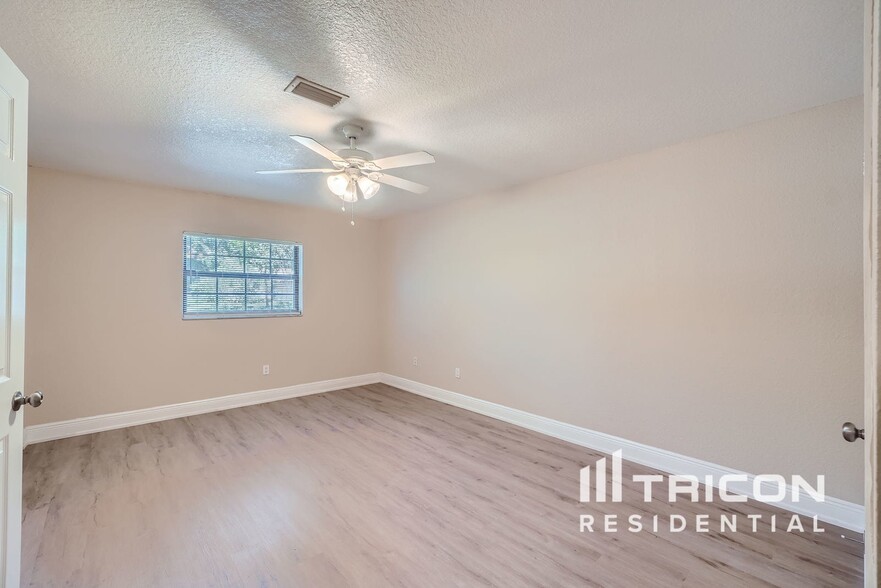 Building Photo - 321 Hollowtree Dr