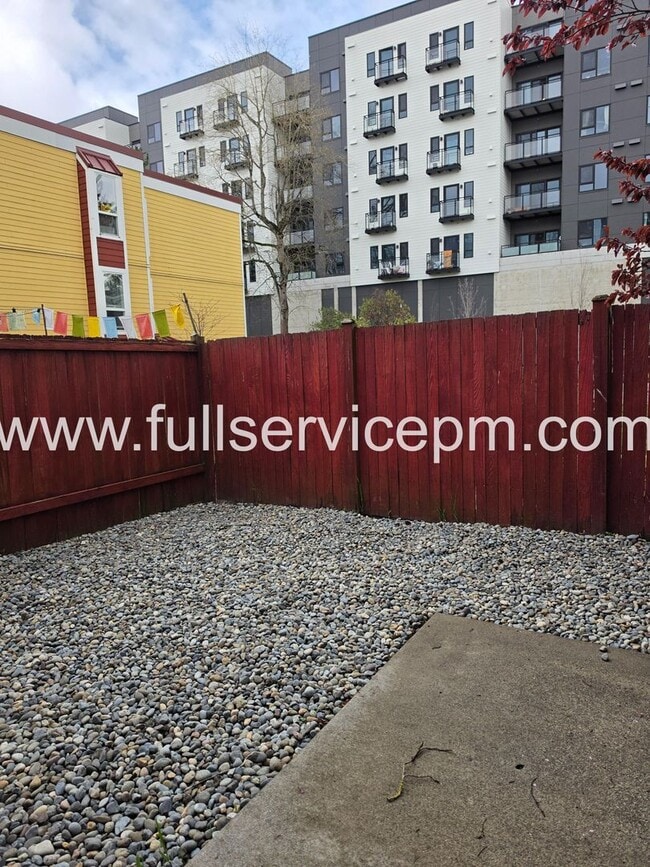 Building Photo - Private Drive Townhome Near Stone Ave N | 3 Bed, 2 Bath, 2-Car Garage, Deck + Fenced Yard