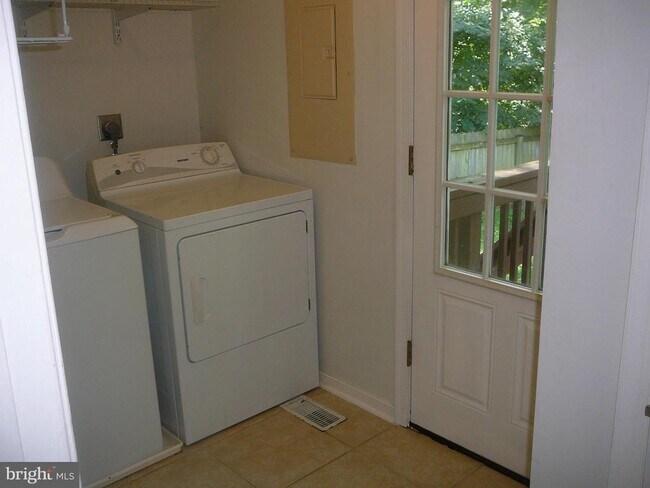 Building Photo - 231 Vine Pl