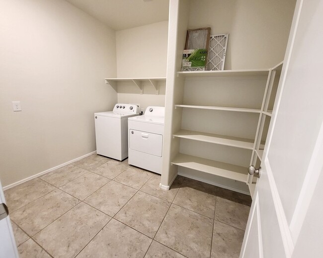 Building Photo - 3 Bedroom 2 Bathroom Magma Ranch Home
