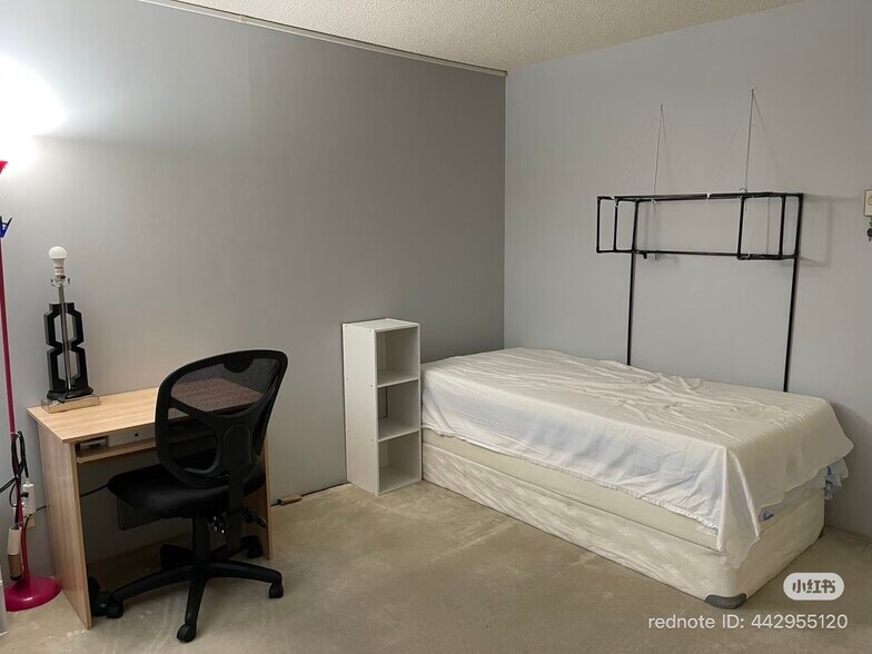 Building Photo - 4540 8th Ave NE