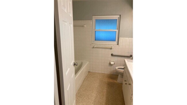 Building Photo - 1001 Brookside Dr