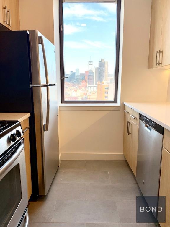 Building Photo - 520 W 43rd St