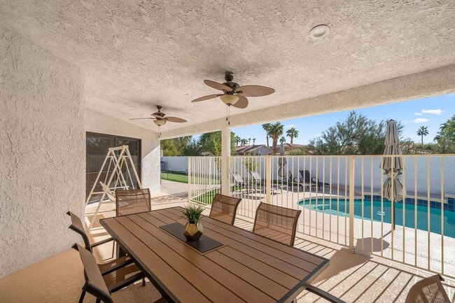 Building Photo - 4 Bedroom Pool Home on the Golf Course