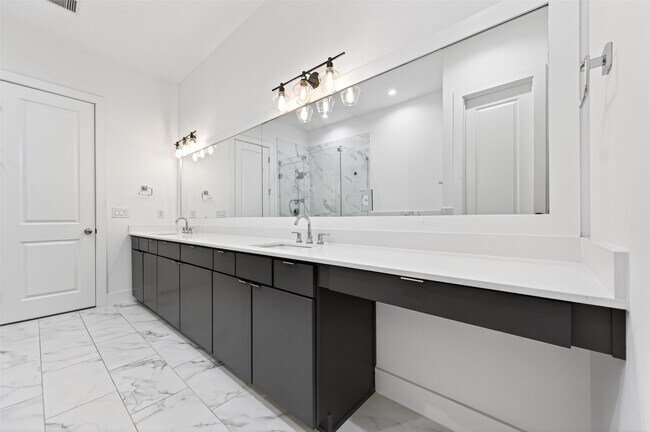 Building Photo - 5841 Dolores St