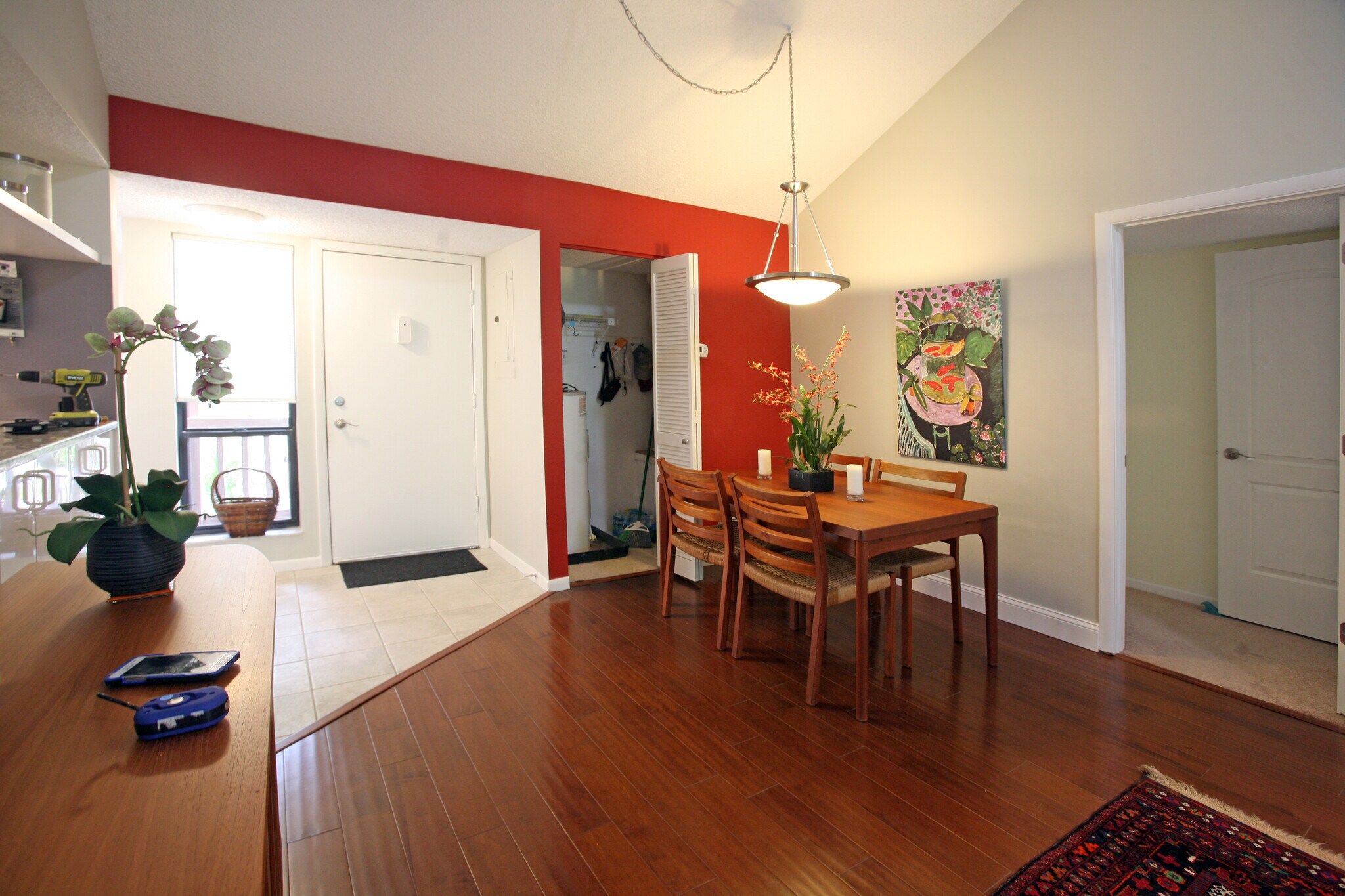 view toward front door - 1636 Brookhouse Dr