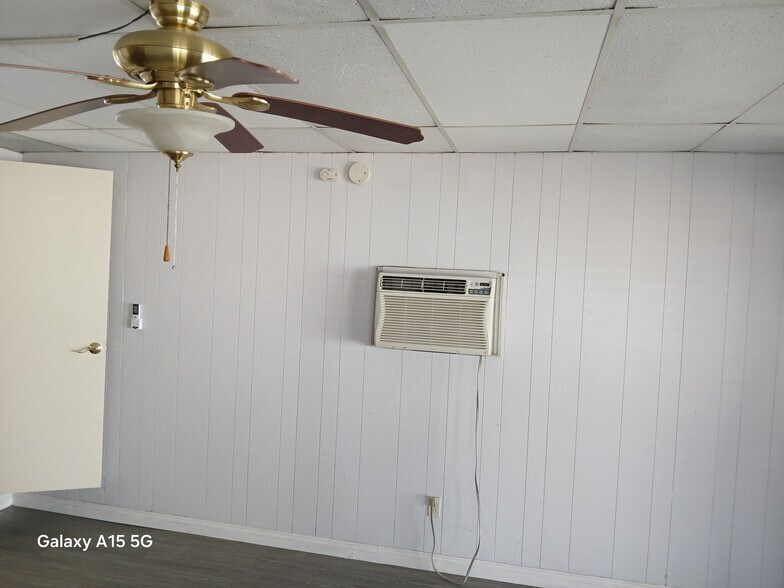 Building Photo - 15450 Country Club Dr