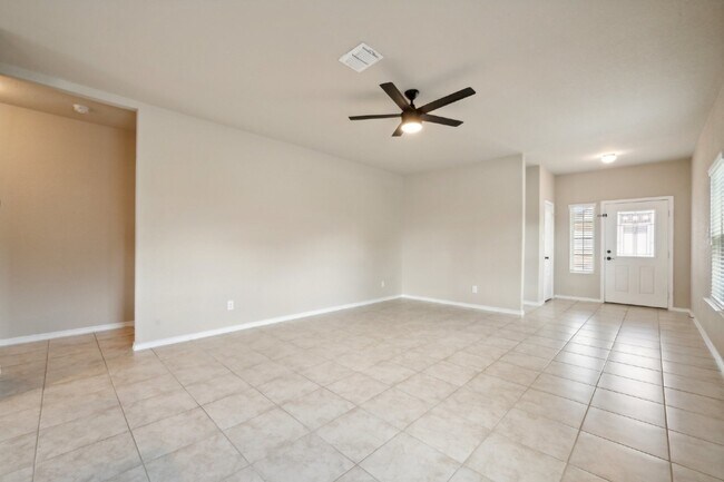Building Photo - Price Improvement! This 4 bed, 2.5 bath ho...