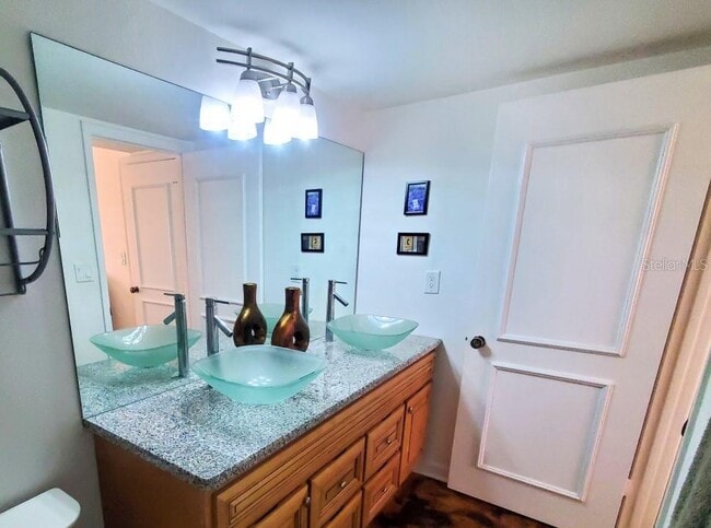 Building Photo - 106 1st St E