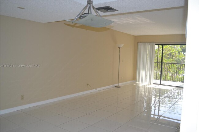 Building Photo - 491 Racquet Club Rd