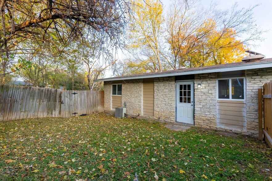 Building Photo - 3210 Northeast Dr