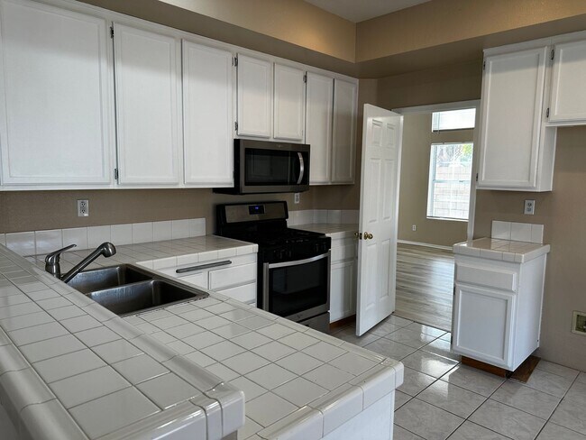Building Photo - Beautiful Orangecrest Rental – Move-In Ready!
