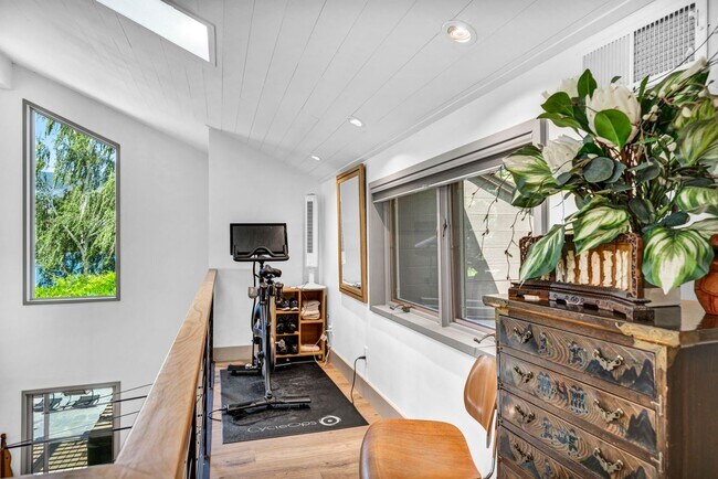 Building Photo - LAKEFRONT LUXURY ON LAKE STANLEY | FULLY FURNISHED + UTILITIES INCLUDED IN GUARDED LAKERIDGE SHORES