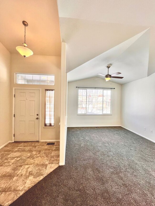 Building Photo - Spacious 3 Bedroom, 2.5 Bathroom Just Sout...