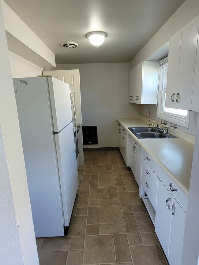 Building Photo - 1/2 OFF OCTOBER RENT - House with Full Bas...