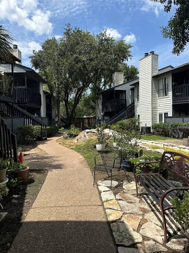 Building Photo - 9009 Richmond Ave.