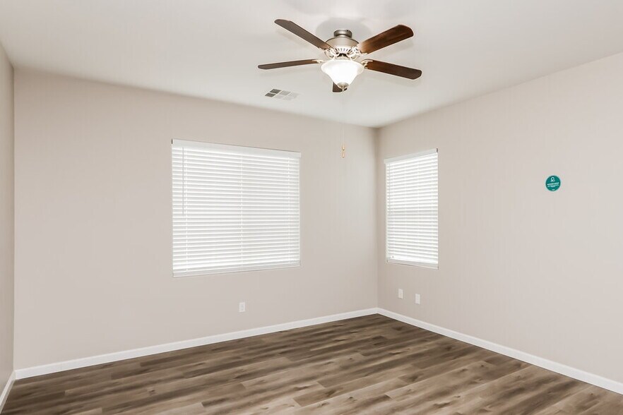 Building Photo - 7585 Perla Del Mar Ave