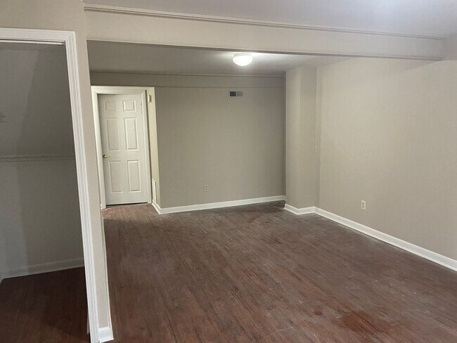 Building Photo - W Knox Townhouse 2BR/1.5BA + Basement