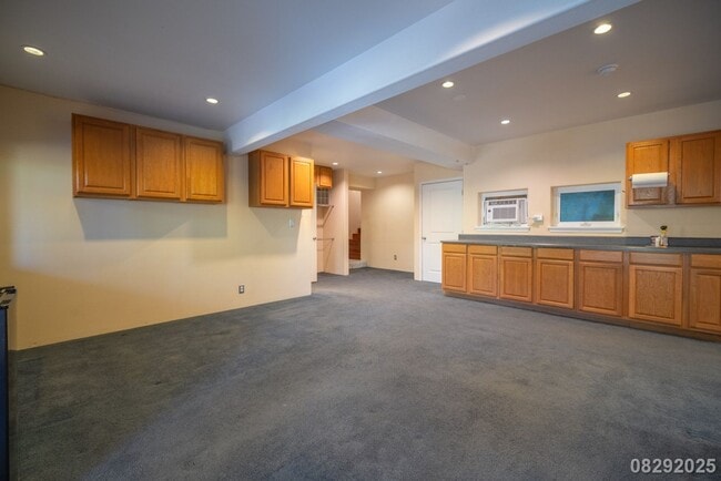 Building Photo - 3 Bedroom 3 Bathroom pet negotiable SFH in...