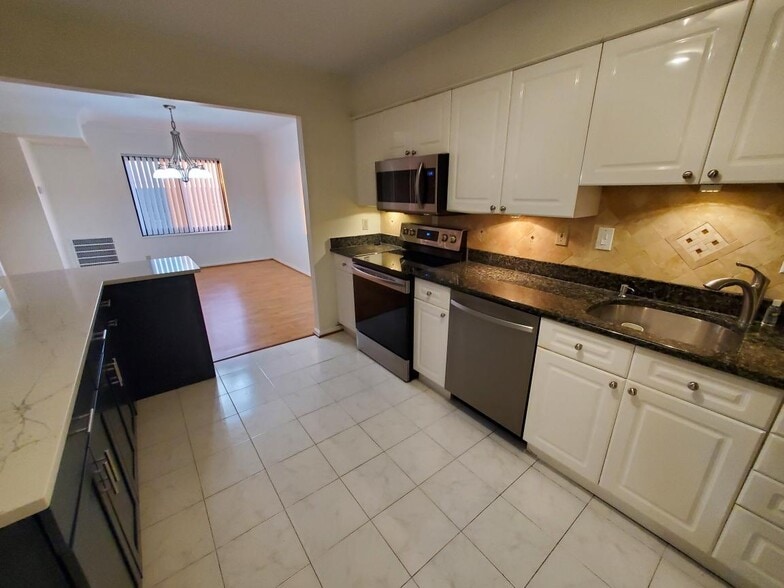 Kitchen - 203 Yoakum Pky