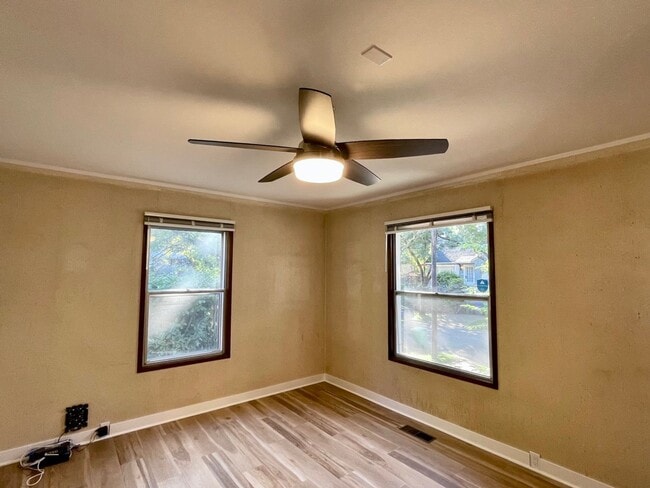 Building Photo - 2+ Bed / 1 Bath Charming House (with basement) in Sellwood