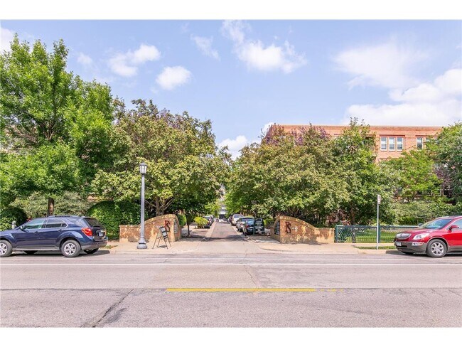 Building Photo - 680 N 2nd St