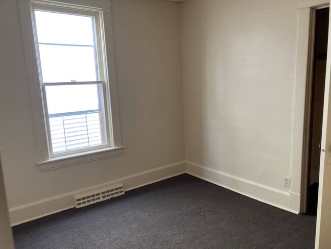 Building Photo - 418 Division St