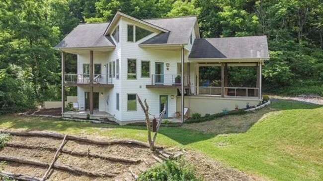Building Photo - Live the Hobby Farm Dream in Shawsville, VA!