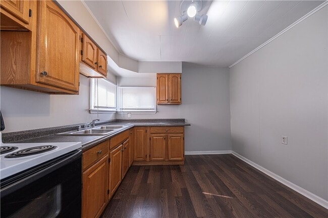 Building Photo - 741 Griffith St