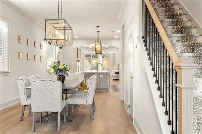 Building Photo - 722 Lakeview Ave NE