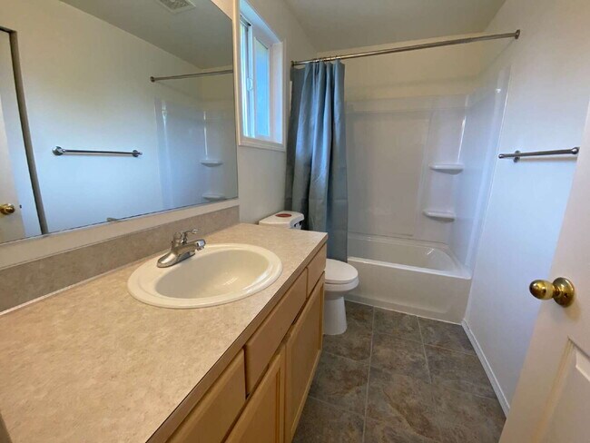 Building Photo - Quiet 3-Bed, 2.5-Bath Home with Large Backyard and Pet Friendly