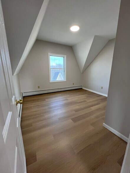 Building Photo - 981 Valley St