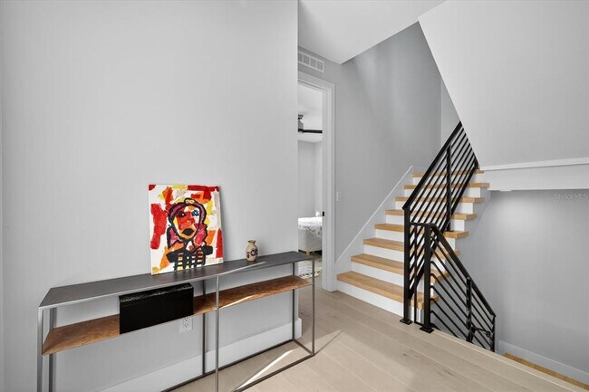 Building Photo - 423 W Amelia Ave