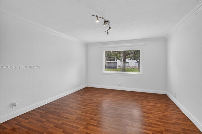 Building Photo - 359 Lakeview Dr