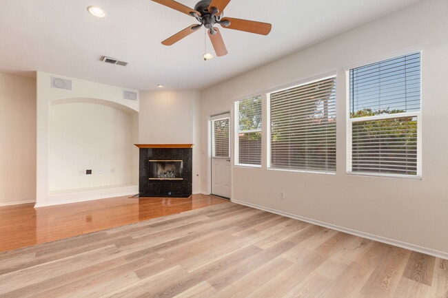 Building Photo - 633 Sumner Way