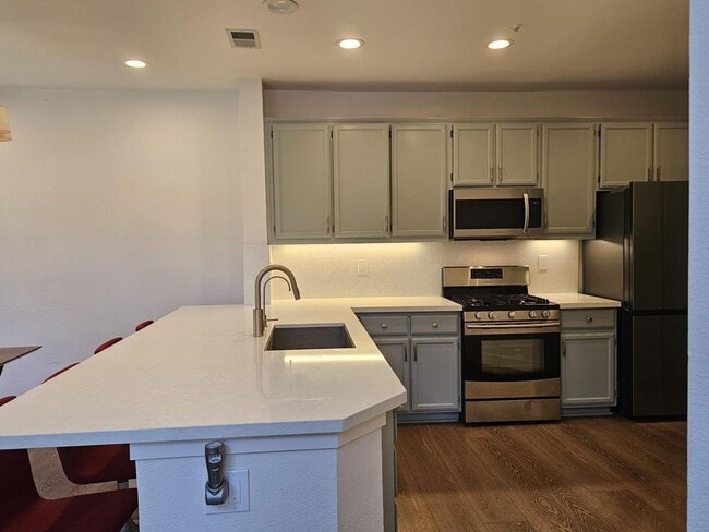 Building Photo - Modern 3BD/3BA Townhouse in Prime Union Ci...