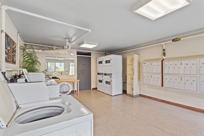 Building Photo - Charming Pualei Circle 1BR Condo with Parking, Pool & Utilities Included