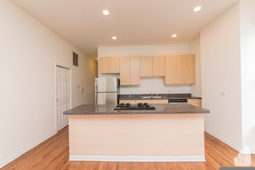 Building Photo - 2833 W Medill Ave