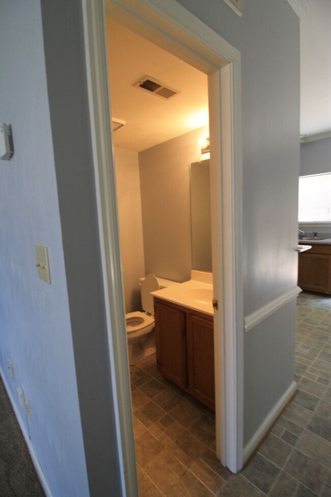 Building Photo - 2 Bedroom 2 Bath Townhome