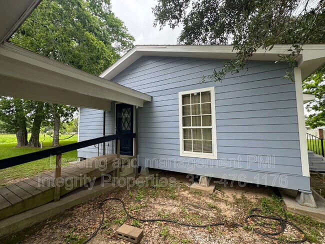 Building Photo - 802 Espasie Dr
