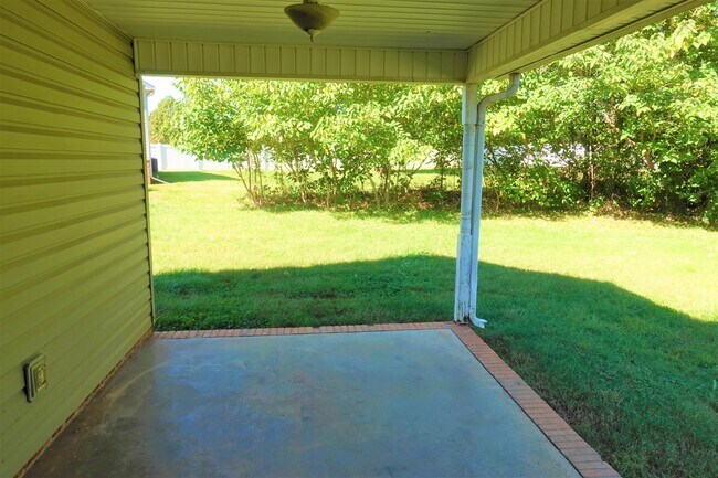 Building Photo - 206 River Oaks Cir