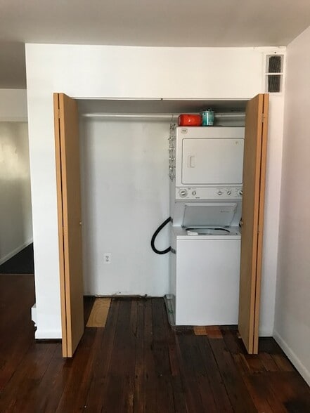 washer and dryer in unit - 1522 S 13th St