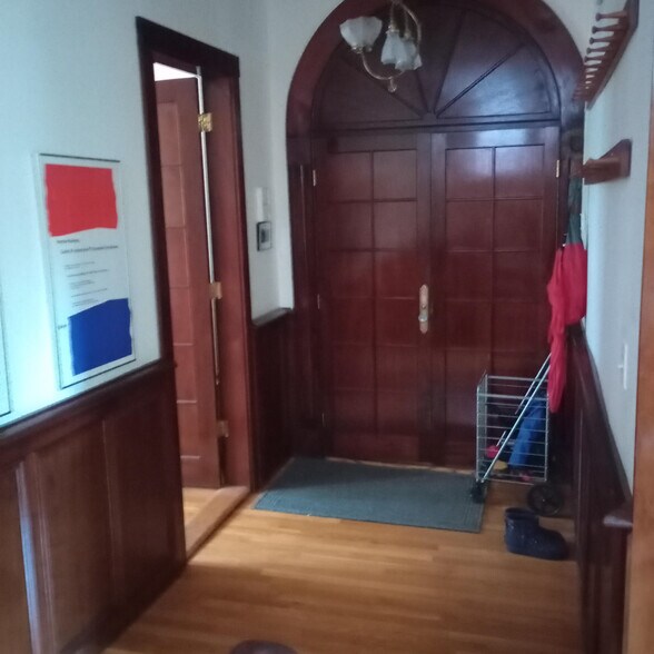 Entry way - 10 Hilliard St