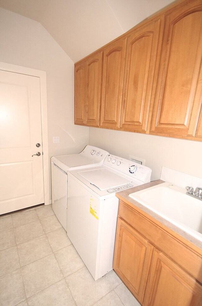 Building Photo - UPDATED CHAFFEY 4 BEDROOOM KINGSTON HOME F...