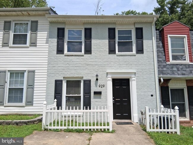 Building Photo - 929 Topview Dr