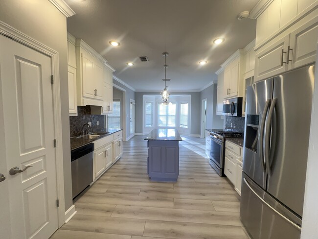 Building Photo - 3650 Victoria Dr