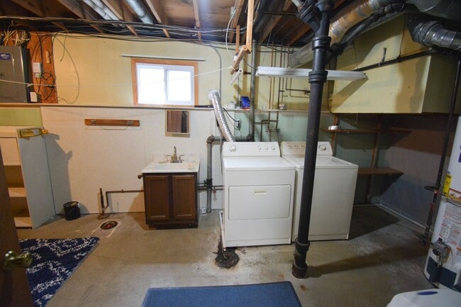 Building Photo - Absolutely pristine, unique multi-level floor plan