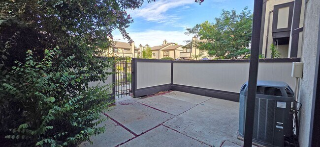 Building Photo - 210 Wales Dr