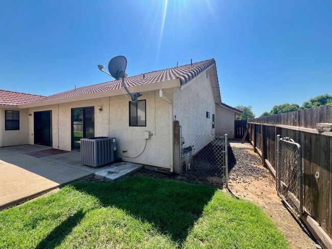Building Photo - Single story with 3 car garage!